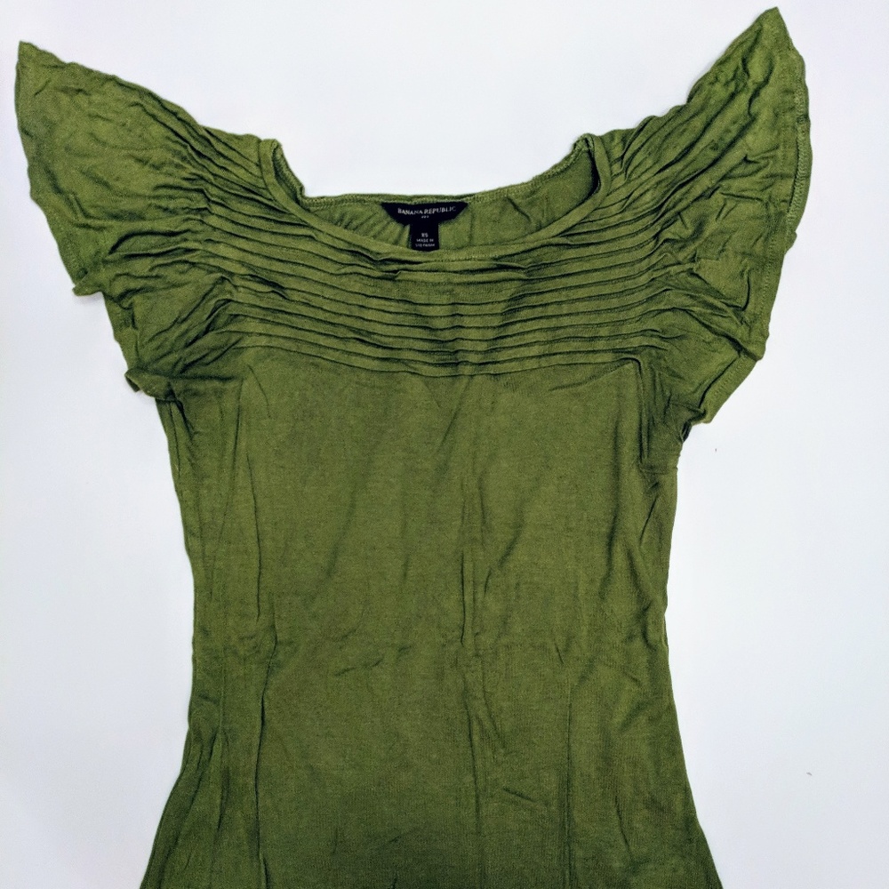 Banana Republic Green Top Pleats & Flutter Sleeves